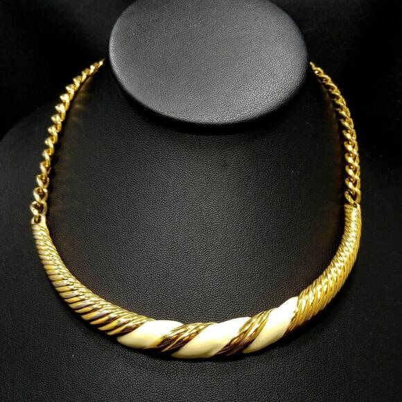 Vintage Monet Cream Enamel & Gold Plated Choker Necklace 1960s Mid Century - Picture 4 of 9